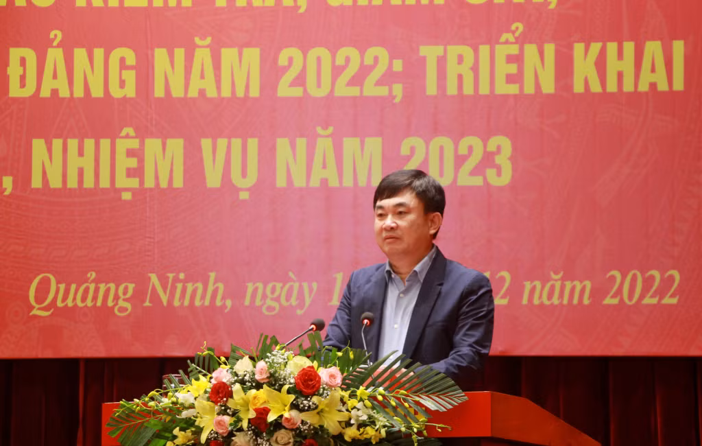 Đồng chí Ngô Hoàng Ngân, Phó Bí thư Thường trực Tỉnh uỷ, Trưởng Đoàn ĐBQH tỉnh, phát biểu tại hội nghị.