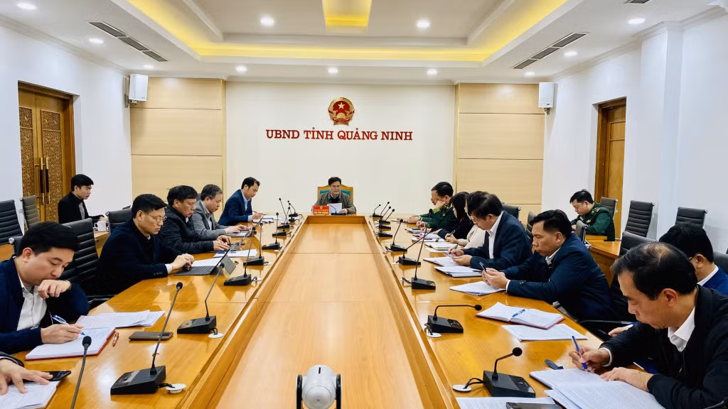 Đồng chí Bùi Văn Khắng, Phó Chủ tịch UBND tỉnh chủ trì cuộc họp.