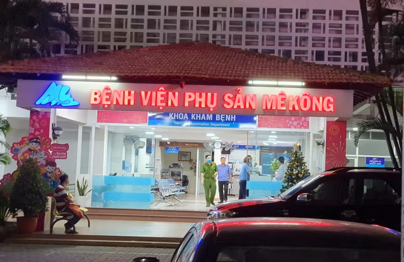 Tổ công tác của Viện Kiểm sát nhân dân tối cao và Công an quận Tân Bình làm việc tại Bệnh viện Phụ sản Mê Kông tối 20/12.