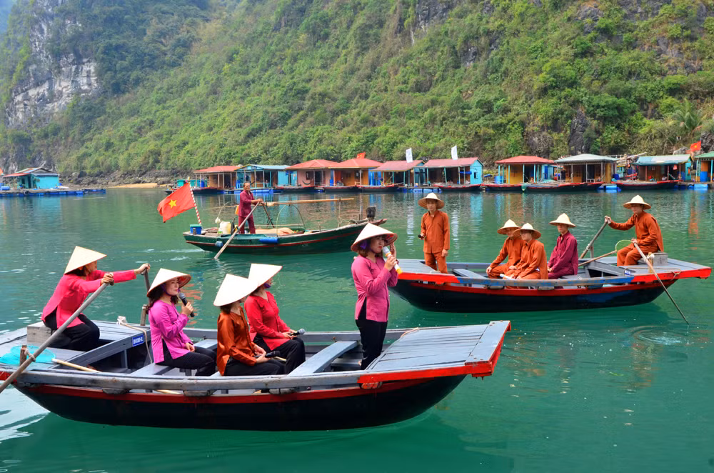 Trình diễn hát giao duyên trên Vịnh Hạ Long tại khu vực Trung tâm Văn hoá nổi Cửa Vạn. Ảnh: Tạ Quân