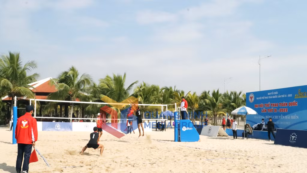 Các vận động viên bóng chuyền bãi biển nam Quân đội thắng Phú Yên với tỷ số 2-0 (12-2022). Ảnh: Minh Đức