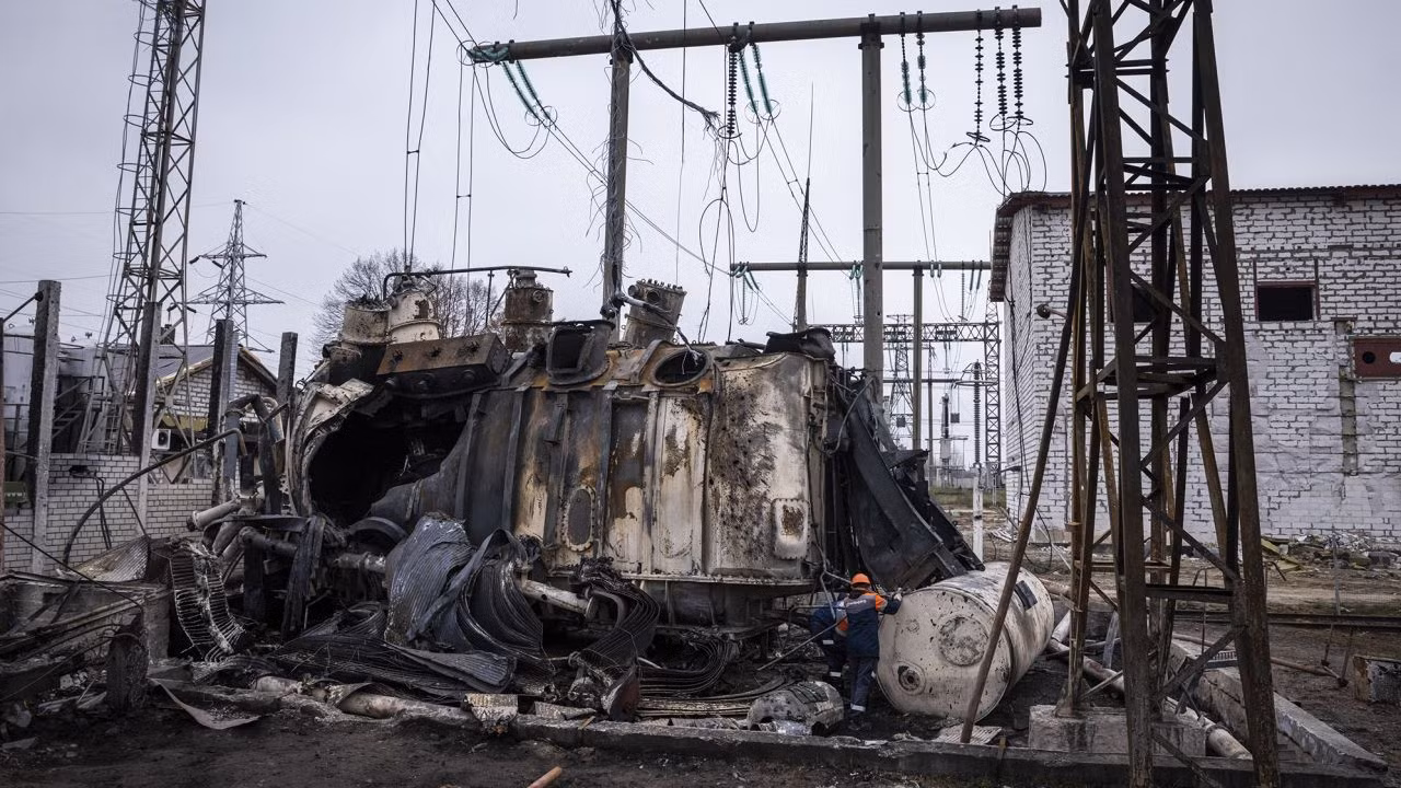 Nhân viên tháo dỡ một máy biến áp tại miền trung Ukraine. Ảnh tư liệu: AFP