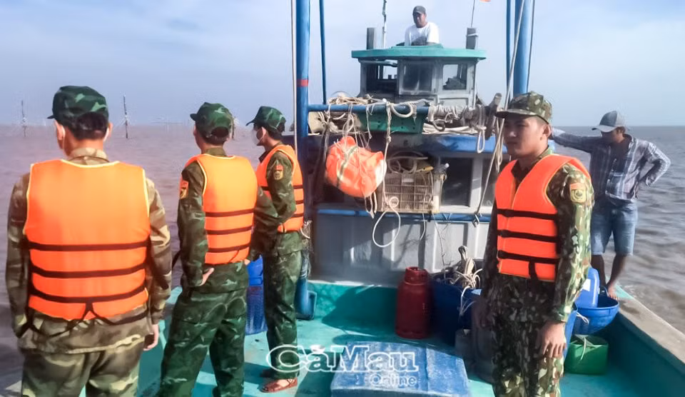 Cán bộ, chiến sĩ Đồn Biên phòng Đất Mũi phối hợp tìm kiếm nạn nhân. Ảnh: baocamau.com.vn