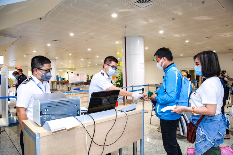 Việt Nam tạm dừng khai báo y tế COVID-19 với người nhập cảnh từ 0h ngày 27/4 Ảnh minh hoạ