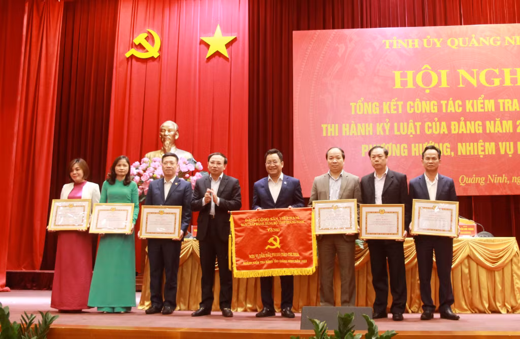 Đồng chí Bí thư Tỉnh ủy, Chủ tịch HĐND tỉnh trao Cờ đơn vị dẫn đầu phong trào thi đua và Bằng khen cua BCH Đảng bộ tỉnh cho các tập thể xuất sắc.