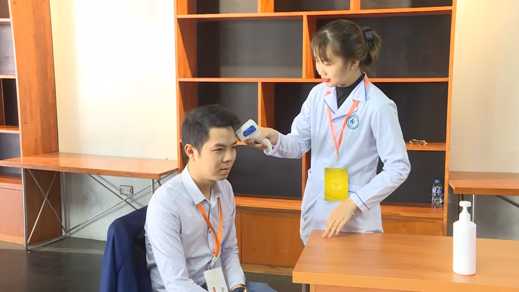 Một trọng tài môn Cờ vua được hỗ trợ y tế.