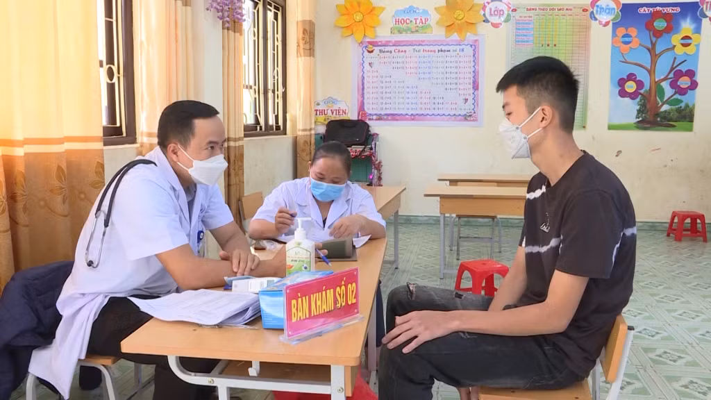 Cùng với khám chữa bệnh, các nhiệm vụ y tế tại cơ sở năm 2022 đã được triển khai tích cực, nhất là các đợt tiêm chủng vắc xin phòng Covid-19. 