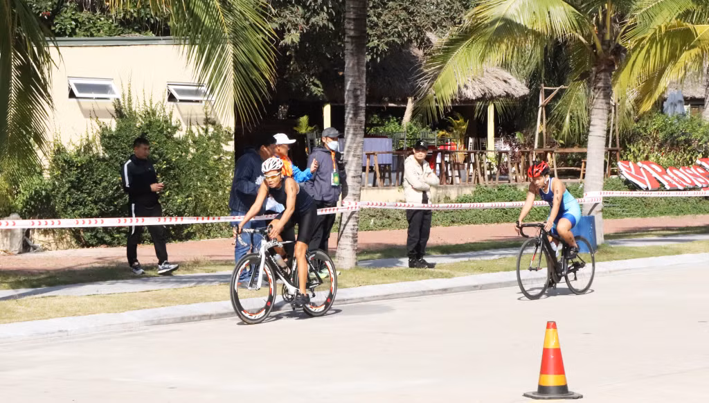 Các vận động viên nữ bám đuổi nhau sát nút ở nội dung đạp xe cự ly 20 km.