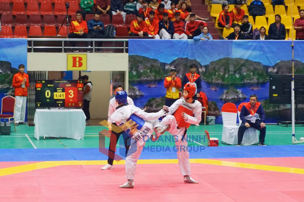 VĐV Nguyễn Hữu Thế Vinh, đội Quảng Ninh (giáp đỏ) mang về Huy chương Vàng cho đoàn Taekwondo Quảng Ninh (12-2022). Ảnh: Nguyễn Thanh