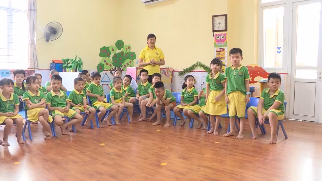 Giờ học của cô, trò Trường Mầm non Hà Tu (TP Hạ Long).