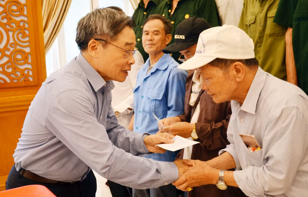 Ông Đàm Huy Đắc, Chủ tịch Hội CCB tỉnh tặng quà động viên cho hội viên CCB nhiễm chất độc da cam đi điều dưỡng năm 2022.