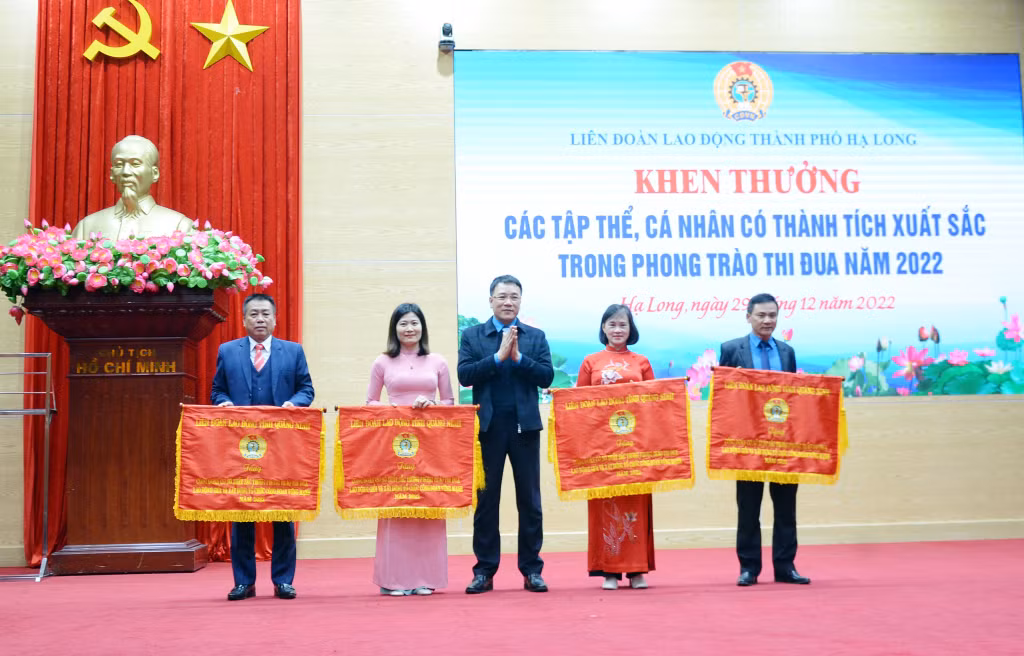 Chủ tịch LĐLĐ tỉnh Tô Xuân Thao tặng Cờ thi đua cho các CĐCS có thành tích xuất sắc trong phong trào thi đua lao động giỏi và xây dựng tổ chức công đoàn vững mạnh năm 2022.