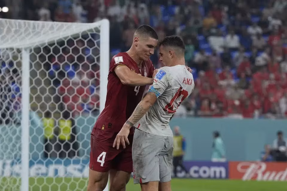 Nikola Milenkovic (Serbia) đẩy Granit Xhaka (Thụy Sĩ) trong trận đấu hôm 2/12. Ảnh: AP.