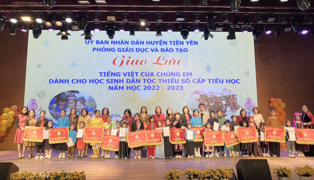 Ban Tổ chức trao giải cho các đội tham gia cuộc giao lưu.