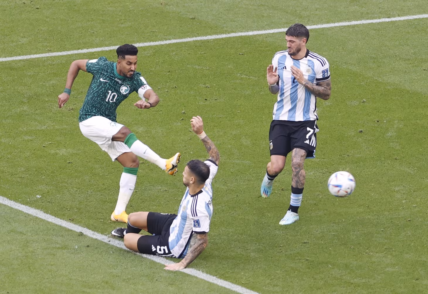 Al-Dawasri trong pha dứt điểm ấn định tỷ số trận Saudi Arabia thắng Argentina 2-1 trên sân Lusail ngày 22/11. Ảnh: Reuters