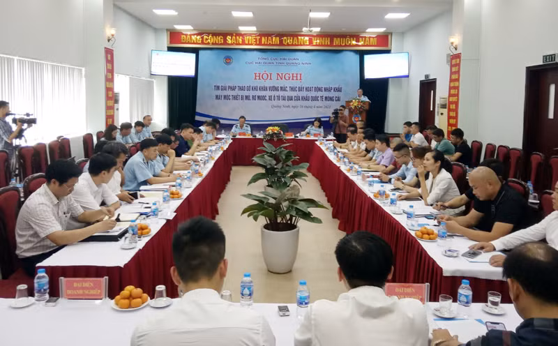 Cục Hải quan tỉnh tổ chức hội nghị tìm giải pháp tháo gỡ khó khăn vướng mắc, thúc đẩy hoạt động nhập khẩu máy móc, thiết bị qua Cửa khẩu quốc tế Móng Cái, tháng 4/2022.