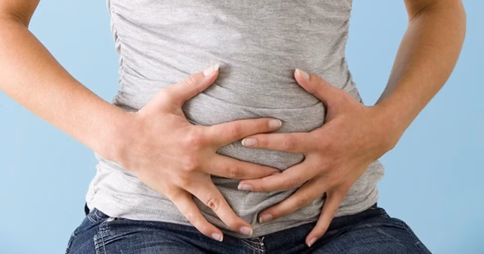 Tình trạng đầy hơi, chướng bụng có thể khiến bạn khó chịu, ảnh hưởng hoạt động hàng ngày. Ảnh: Today.