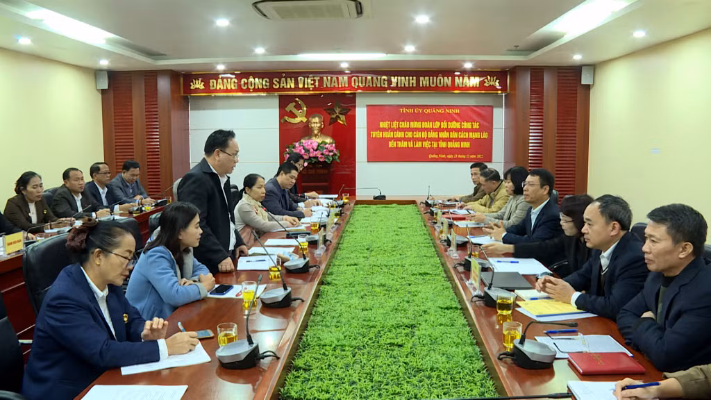 Đồng chí Khua - Chặng Dra-xệnh, Trưởng Ban Tuyên huấn tỉnh Xay Sổm Bun, đại diện Đoàn lớp tập huấn phát biểu cảm ơn những chia sẻ, kinh nghiệm của Ban Tuyên giáo tỉnh Quảng Ninh.