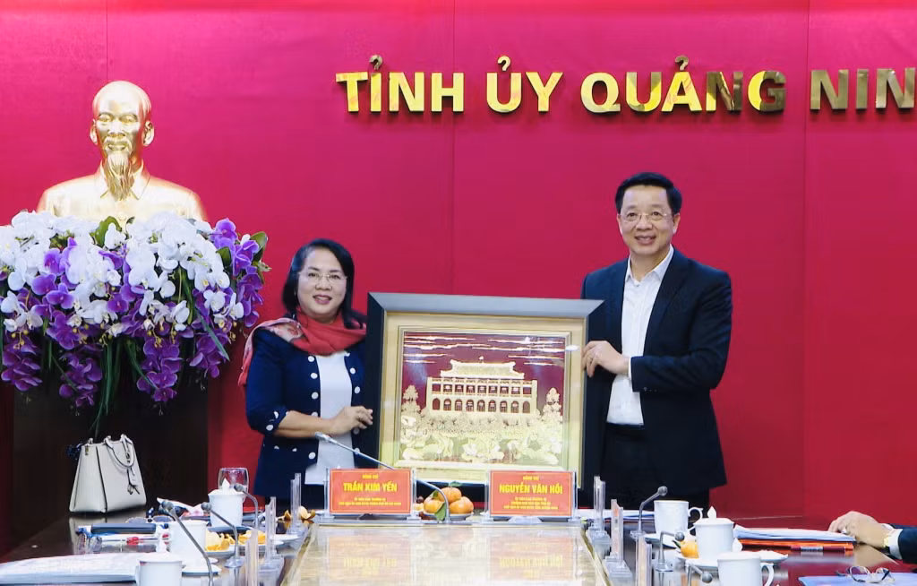 Thay mặt Đoàn công tác, đồng chí Trần Kim Yến, Chủ tịch Ủy ban MTTQ TP Hồ Chí Minh, tặng quà lưu niệm cho Ban Chỉ đạo Thực hiện QCDC ở cơ sở tỉnh.