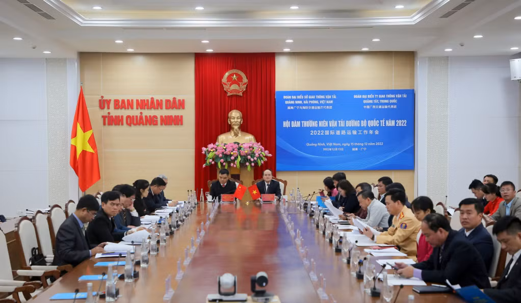 Các đại biểu Sở GTVT tỉnh Quảng Ninh và Hải Phòng dự hội đàm tại đầu cầu UBND tỉnh Quảng Ninh.