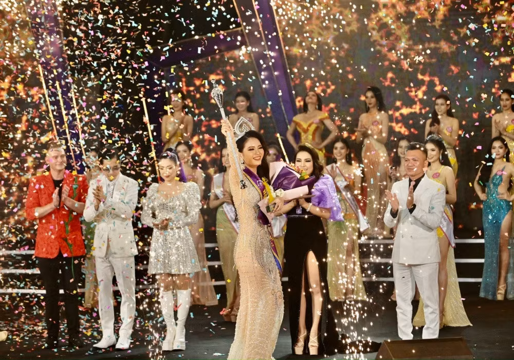 Tân hoa hậu trong khoảnh khắc đăng quang.