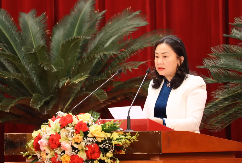 Đồng chí Phó Chủ tịch Thường trực HĐND tỉnh Vi Ngọc Bích trình bày báo cáo kết quả giám sát của HĐND tỉnh về việc chấp hành các quy định của pháp luật về quản lý và sử dụng đất trong các khu kinh tế, khu công nghiệp trên địa bàn tỉnh giai đoạn 2016-2021.