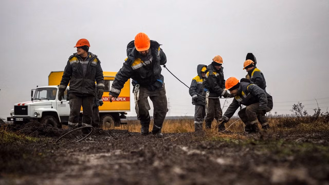 Công nhân sửa chữa đường dây điện cao thế bị phá hủy trong các cuộc tập kích tại Odessa vào ngày 7/12. Ảnh: AFP