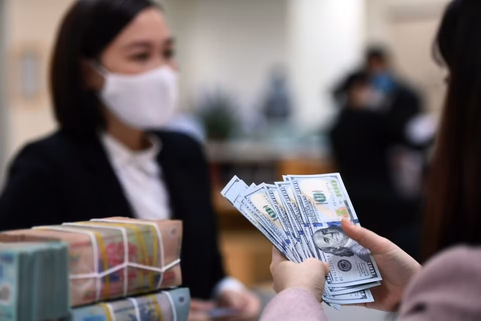 Giá bán USD trên cả kênh ngân hàng và thị trường tự do đều đã giảm mạnh phiên cuối tuần hôm nay. Ảnh: Hoàng Hà.