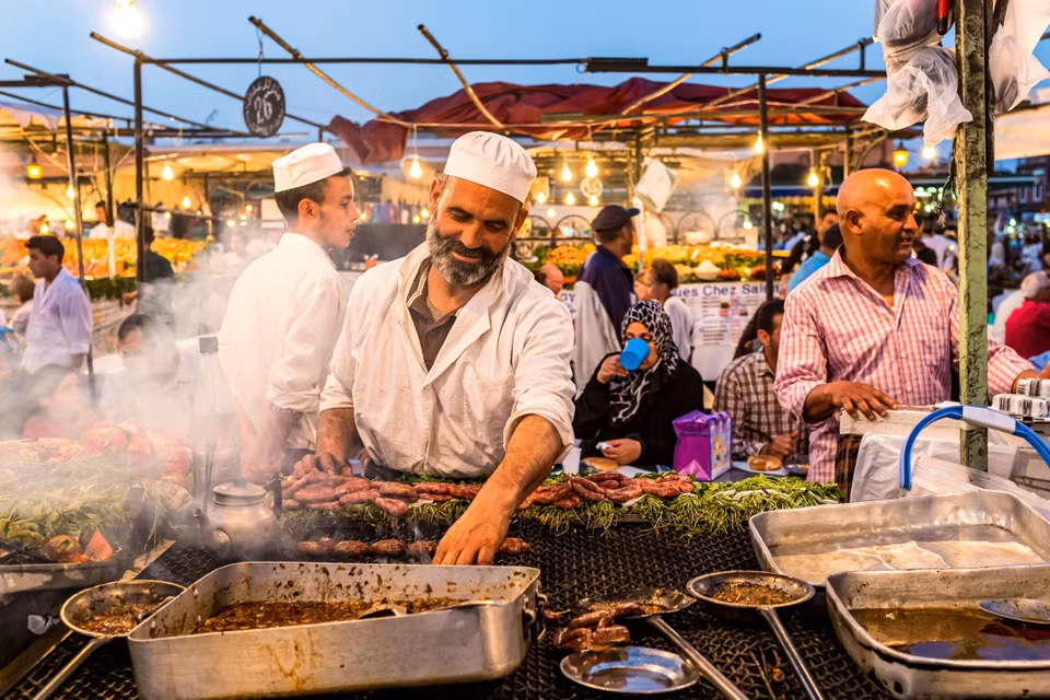 Marrakesh: Khung cảnh và sự nhộn nhịp của khu chợ này đã tồn tại gần một thiên niên kỷ. Những rạp xiếc không thể sánh được với gánh hát đường phố ở quảng trường trung tâm của Marrakesh, Djemaa El Fna. Ban ngày, Djemaa thu hút du khách với những người luyện rắn, nhào lộn. Khi đêm xuống, 100 quầy ăn cho bạn khám phá ẩm thực đặc sắc, nhất là những món nướng thơm lừng. Ảnh: Lonely Planet.