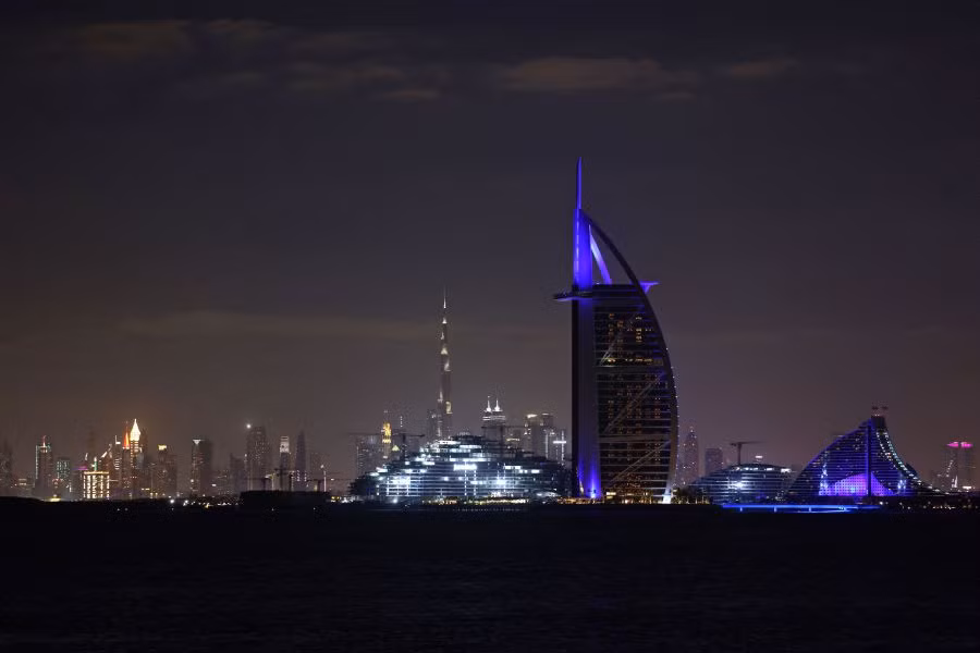 Một góc thành phố Dubai vào buổi tối. Ảnh: AFP