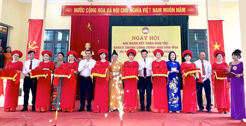 Trong Ngày hội đại đoàn kết toàn dân tại khu 10, phường Quang Trung, TP Uông Bí, các đại biểu đã cắt băng khánh thành công trình nhà văn hoá khu.