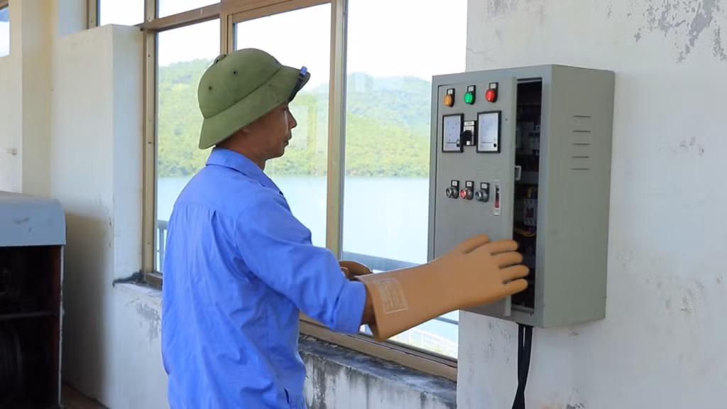 Công nhân Công ty TNHH MTV Thủy lợi Yên Lập vận hành hệ thống đóng mở cổng xả nước.