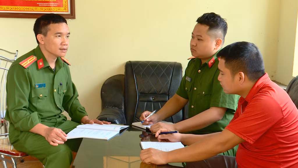 Lực lượng công an xã Thanh Sơn và bí thư chi bộ, trưởng thôn bàn kế hoạch tuyên truyền luật giao thông trên bàn.