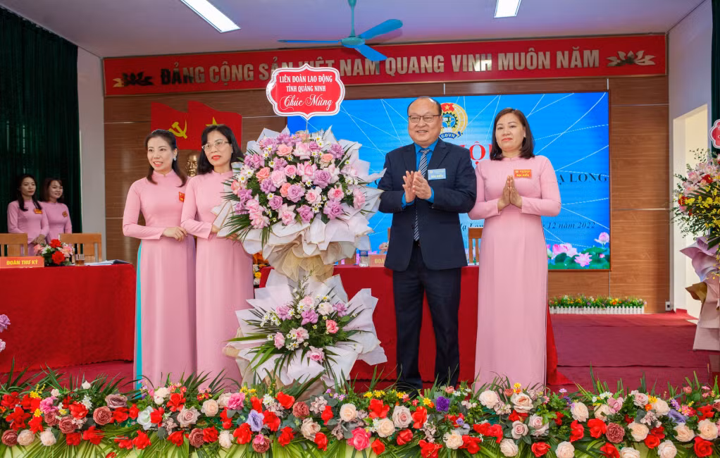 Lãnh đạo LĐLĐ tỉnh tặng hoa chúc mừng Đại hội Công đoàn Trường Mầm non Hạ Long.