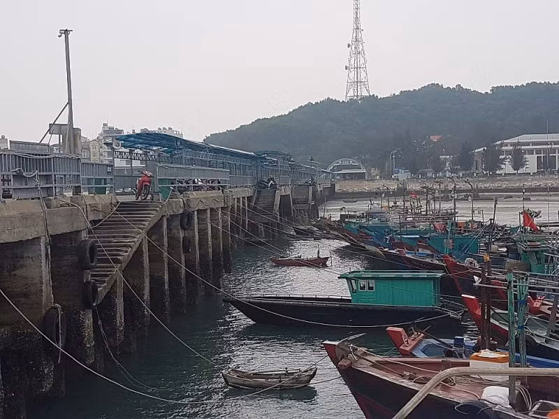 Cầu cảng Cô Tô, huyện Cô Tô, hiện xuống cấp, quá tải.
