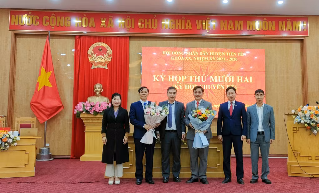 Đồng chí Nguyễn Chí Thành, Bí thư Huyện ủy, chúc mừng các đồng chí được bầu vào chức danh Chủ tịch UBND huyện, Chủ tịch HĐND huyện khóa XX, nhiệm kỳ 2021 - 2026.