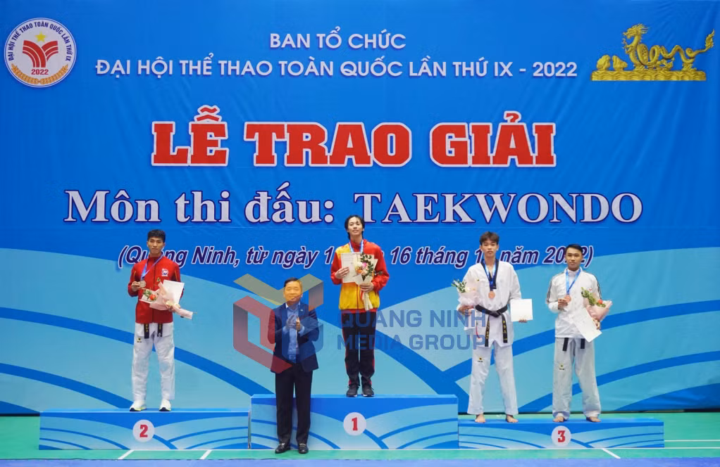 VĐV Nguyễn Hữu Thế Vinh, đội Quảng Ninh, giành Huy chương Vàng đầu tiên cho đoàn Taekwondo Quảng Ninh tại Đại hội (12-2022). Ảnh: Nguyễn Thanh