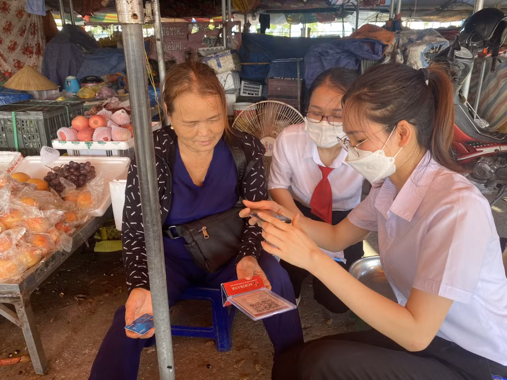 Hiện nay, 70% số hộ kinh doanh tại Chợ Trung tâm Hải Hà 2 đã sử dụng thanh toán không dùng tiền mặt.