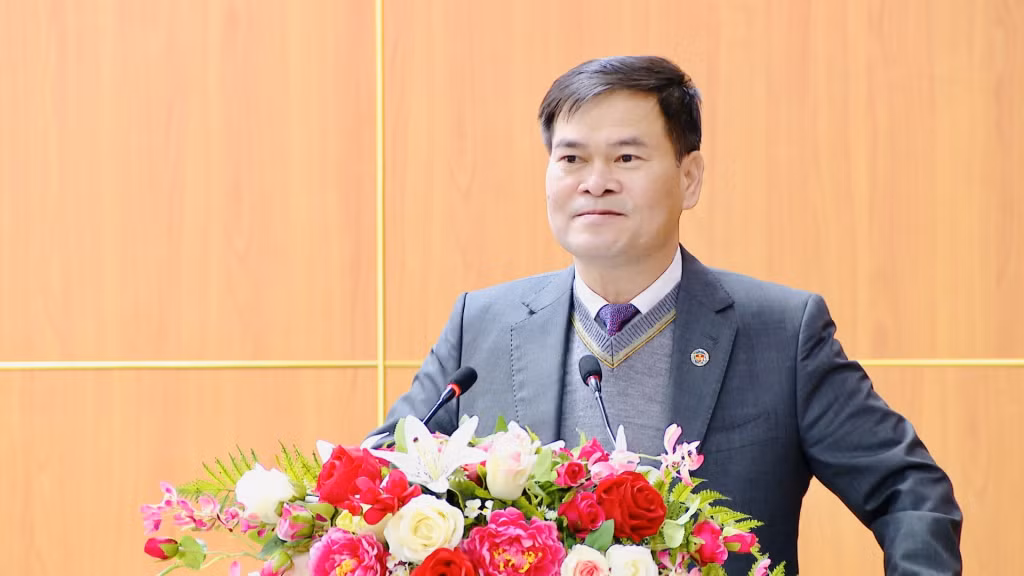 Đồng chí Bùi Văn Khắng, Phó Chủ tịch UBND tỉnh, phát biểu tại hội nghị.