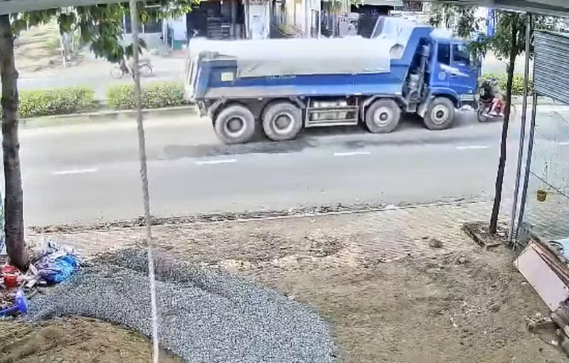 Xe tải tông vào xe máy từ phía sau. (Ảnh trích xuất từ camera ở gần hiện trường).
