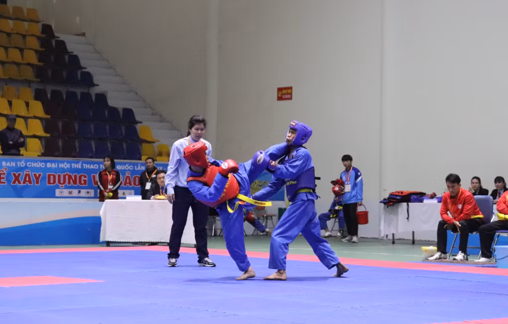 Đội Quảng Ninh (giáo đỏ) thi đấu Vovinam nội dung đối kháng nam.