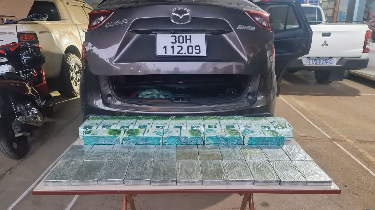 Số tang vật nghi là ma túy trên xe ôtô đối tượng bỏ lại. Ảnh: Công an Thuận Châu