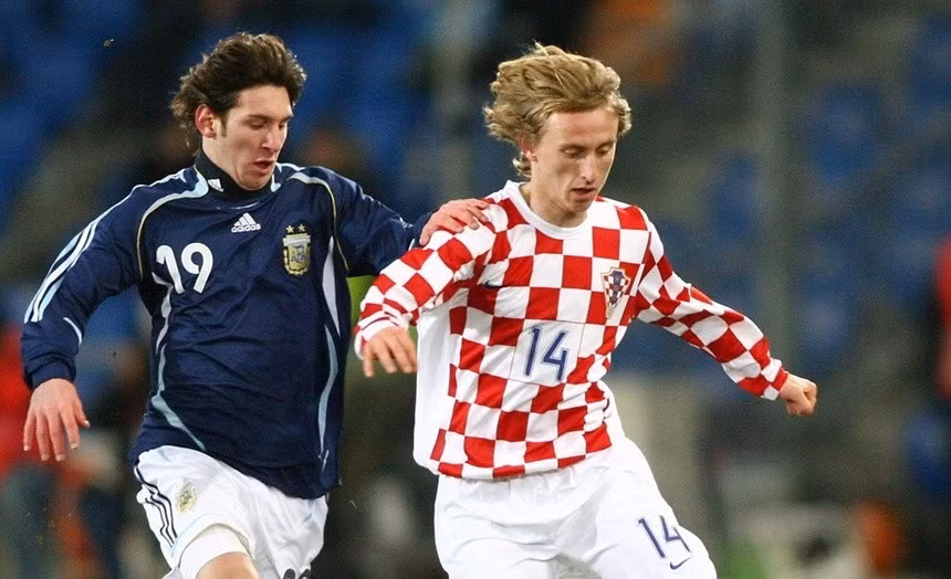 Lần đụng độ nhau đầu tiên giữa Modric và Messi vào tháng 3/2006. Ảnh: Reuters.