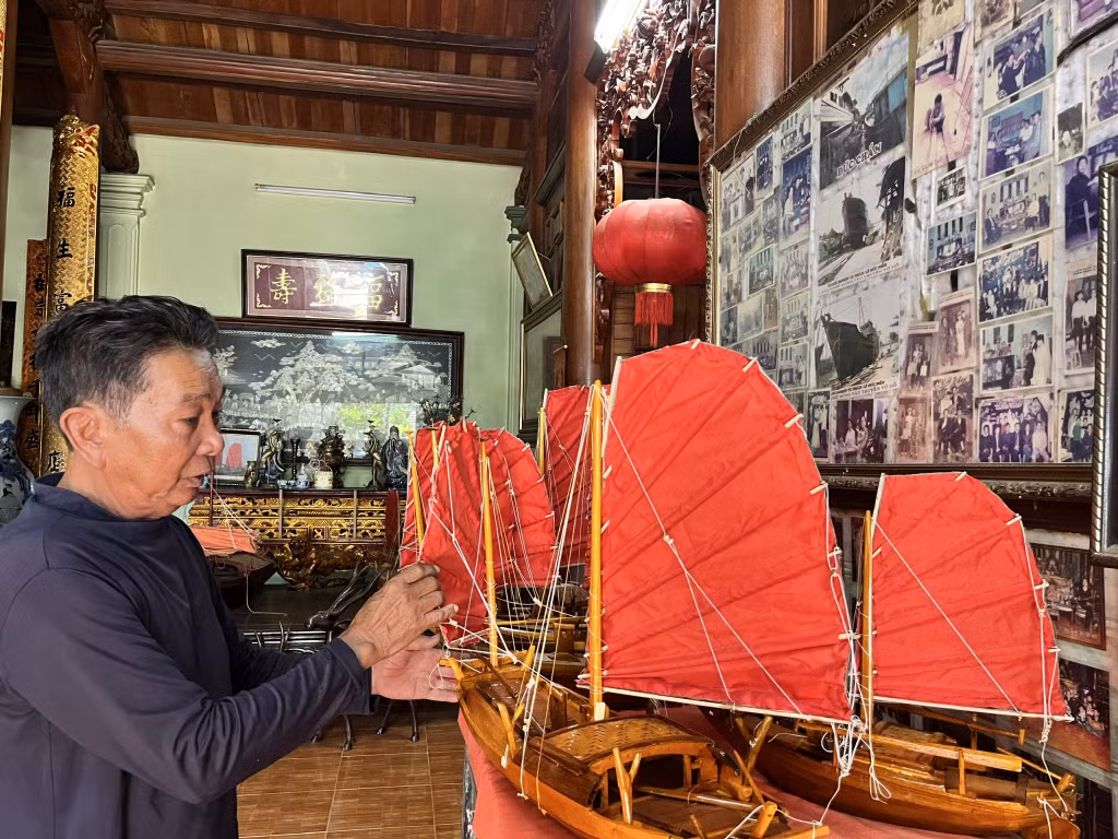 Ông Lê Đức Chắn làm rất nhiều mô hình thuyền ba vách, buồm cánh dơi.