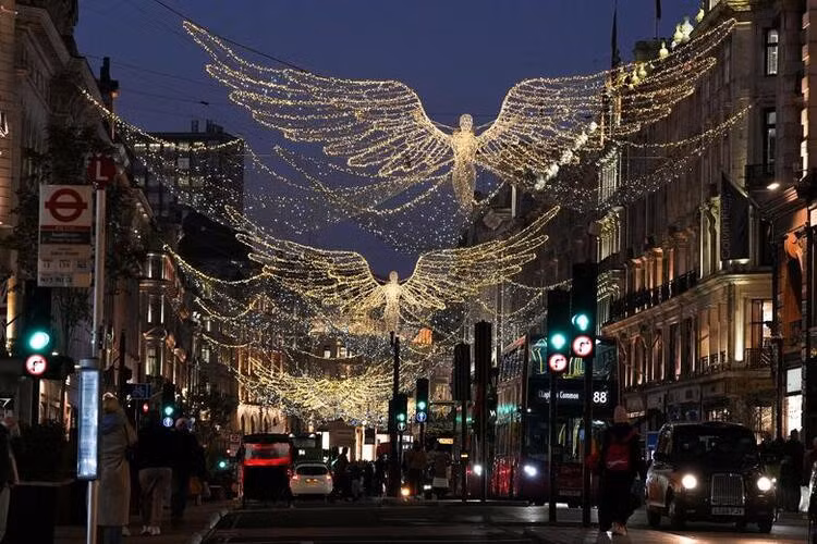 Phố Regent ở London, Anh được trang hoàng với nhiều bóng đèn. Ảnh: Reuters