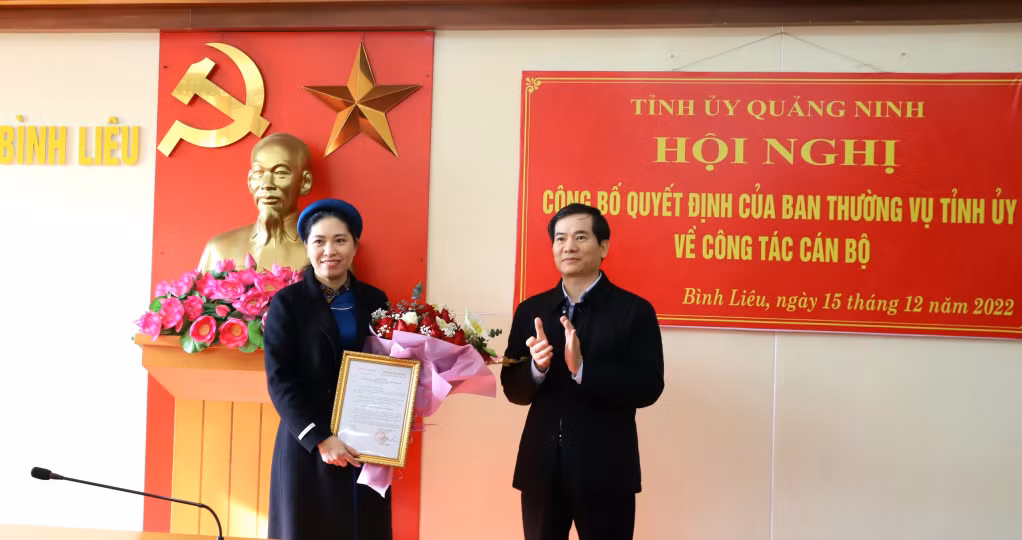 Đồng chí Vũ Quyết Tiến, Ủy viên Ban Thường vụ Tỉnh ủy, Trưởng Ban Tổ chức Tỉnh ủy, trao Quyết định của Ban Thường vụ Tỉnh ủy về việc chuẩn y kết quả bầu cử chức vụ Bí thư Huyện ủy Bình Liêu nhiệm kỳ 2020-2025 đối với đồng chí Nguyễn Thị Tuyết Hạnh.