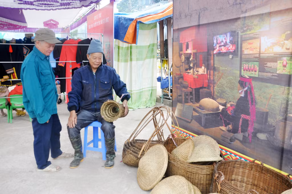 Ông Kiều Đức Minh tự đan các vật dụng bằng tre bán cho người dân, du khách tại chợ phiên Hà Lâu.