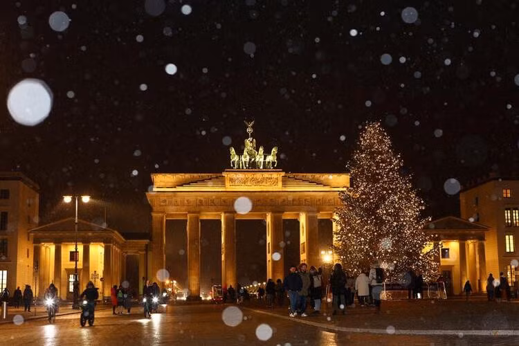 Cây thông Noel được trang trí ở Cổng Brandenburg tại Berlin, Đức. Ảnh: Reuters