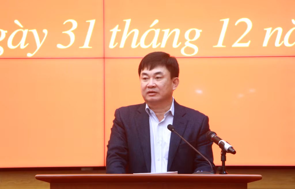 Đồng chí Ngô Hoàng Ngân, Phó Bí thư Thường trực Tỉnh ủy, Trưởng đoàn ĐBQH tỉnh, phát biểu tại hội nghị.