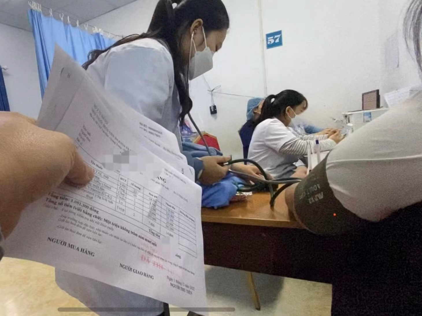 Những đơn thuốc giống nhau, được kê đơn cho tất cả các sản phụ khi đến nhập viện sinh nở tại Khoa Phụ Sản- BVĐK Hà Đông. Ảnh: Phóng viên Lao Động